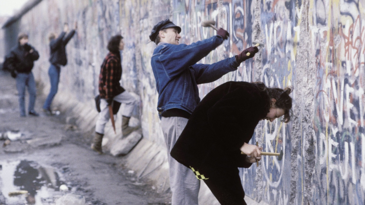 Ran an den antifaschistischen Schutzwall: Mauerspechte bei der Arbeit