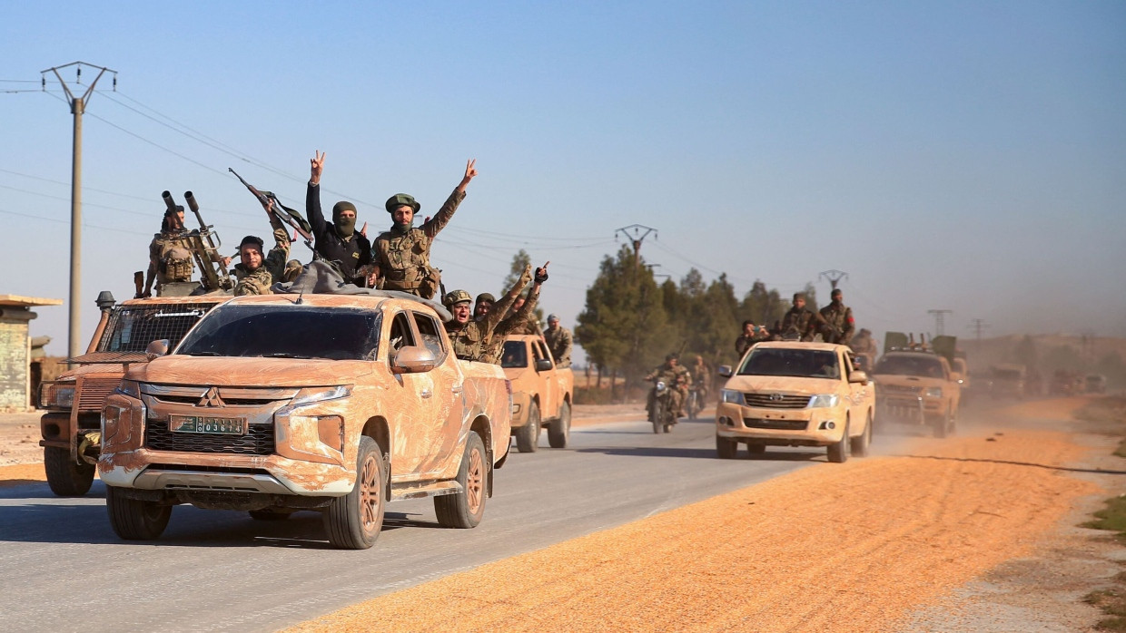 Rebellen fahren in einem Militärfahrzeug im östlichen Aleppo am 1. Dezember.