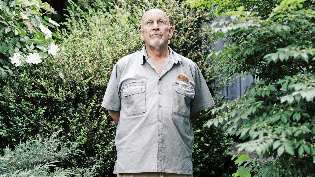 Der Komponist Peter Michael Hamel im Garten seines Hauses in Aschau im Chiemgau