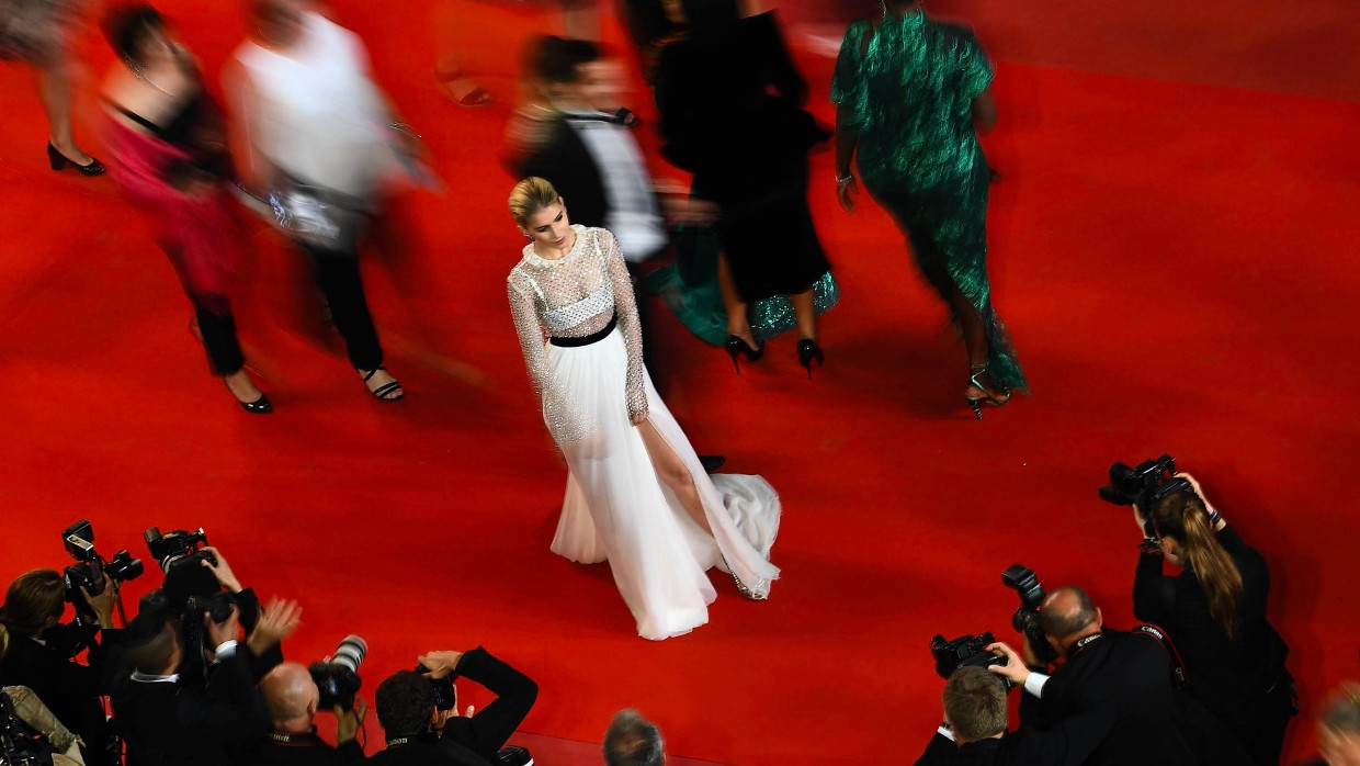 Auf dem roten Teppich: In Cannes präsentiert die deutsche Influencerin Caro Daur Schmuck und Kleider.