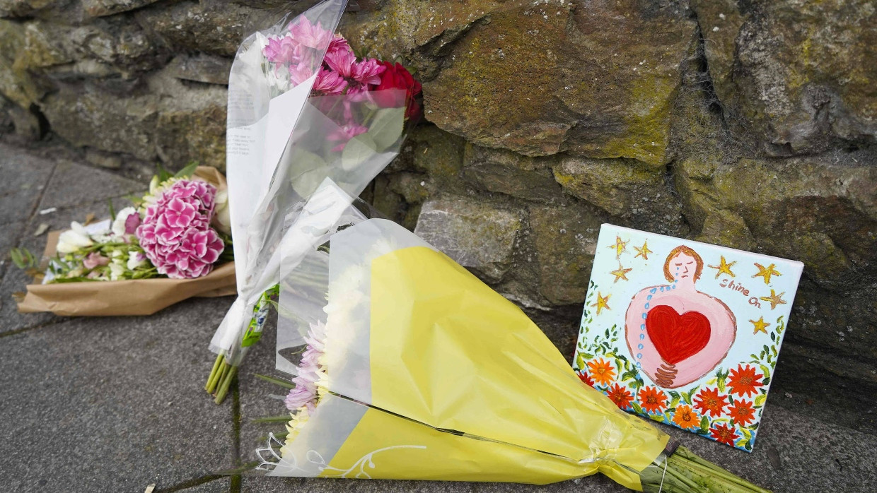 Blumen und Trauerbekundungen am Tatort in Plymouth