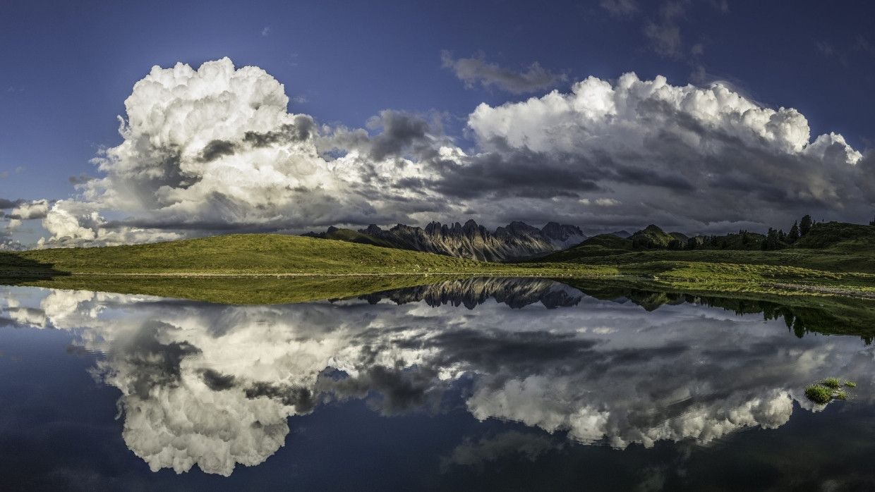 Wolkentürme am Salfeinssee überwölben die Kalkkögel in den Stubaier Alpen.