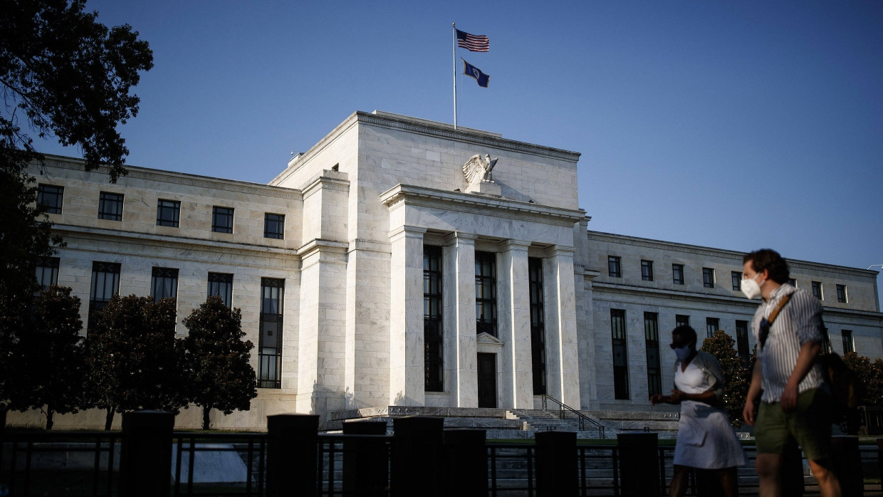 assanten tragen vor dem Haupsitz der US-Notenbank Federal Reserve (Fed) Masken.