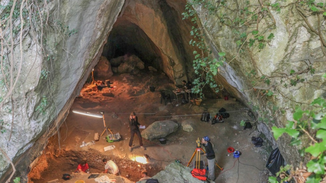 Archäologen untersuchen das steinzeitliche Grab in der Höhle „Arma Veirana“.