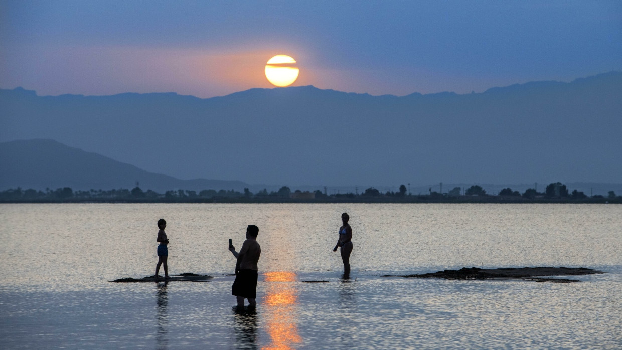 Sonnenuntergang über der Playa del Trabucador im Naturpark Delta de l’Ebre