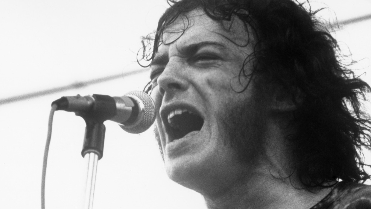 Joe Cocker singt in Woodstock „With A Little Help From My Friends“.