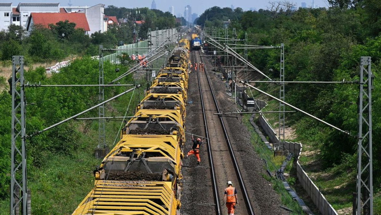 Die fast 200 Meter lange Spezialmaschine RPM-RS-900 ist bei der Generalsanierung der Riedbahn im Einsatz.