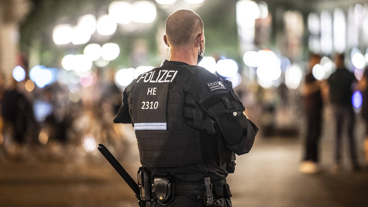 Nachts auf dem Opernplatz: Außer Rechtsextremismus wird der Polizei von einzelnen Gruppen der Gesellschaft zunehmend auch Racial Profiling vorgeworfen.