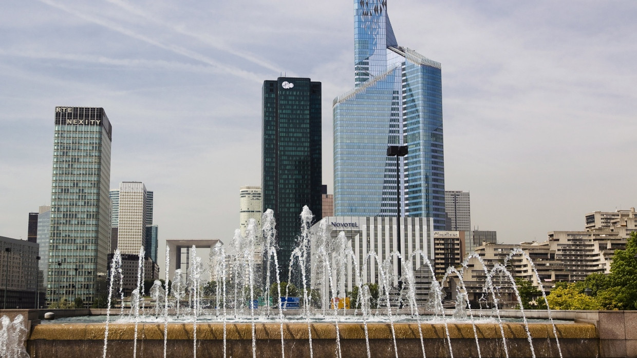 Blick auf die Hochhäuser des Bankenviertels «La Defense» in Paris