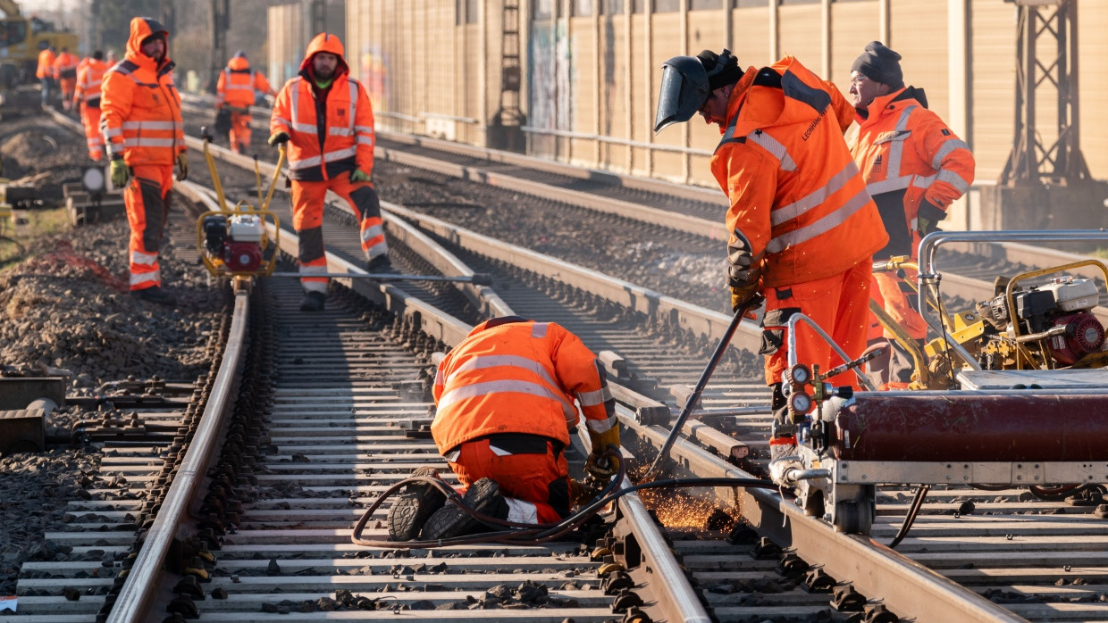 Gleissanierung zwischen Frankfurt und Mannheim: Der neue Fonds soll auch Investitionen in den Schienenverkehr finanzieren.