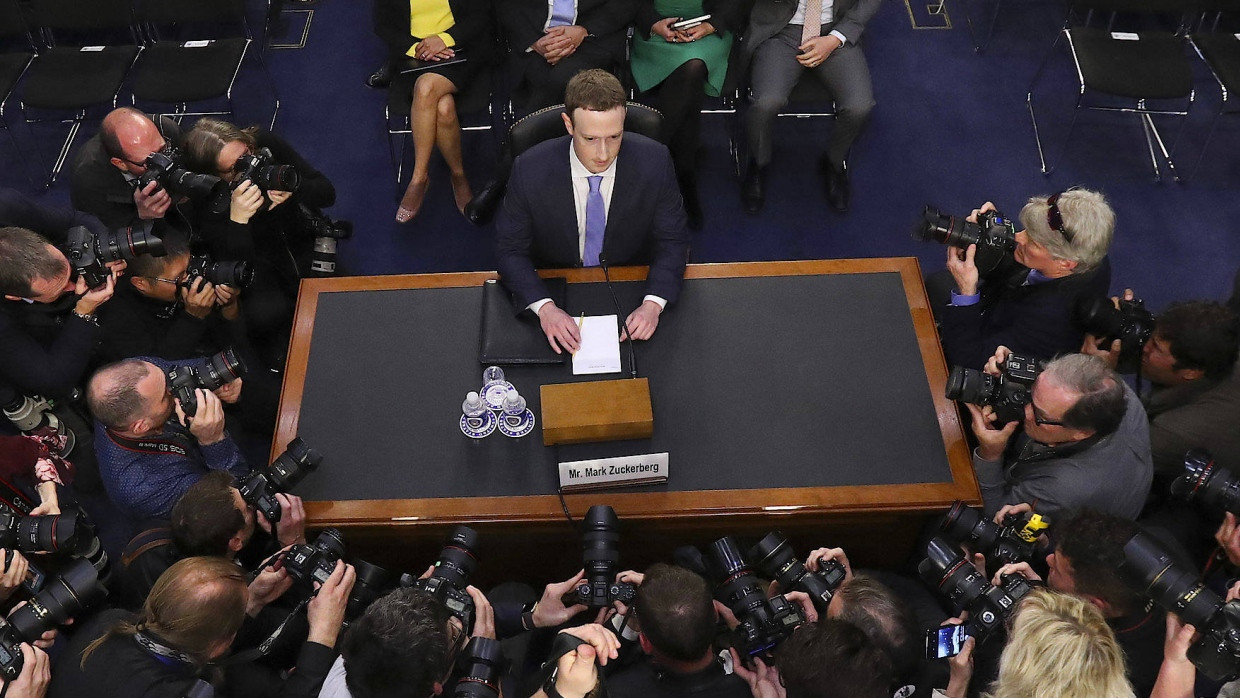 Damals live und ohne Abstandsregeln: Facebook-Chef Mark Zuckerberg beantwortet 2018 in Washington Fragen nach Cambridge Analytica.