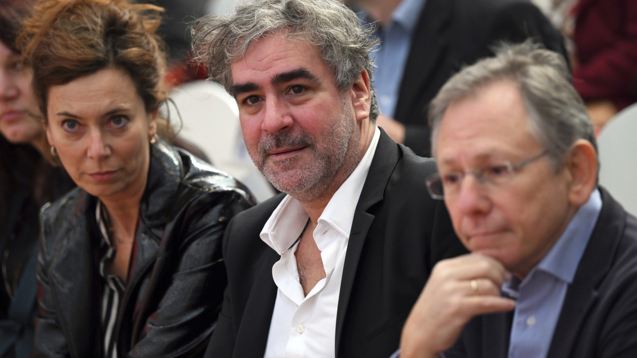 Eva Menasse (links) neben PEN-Vorstand Deniz Yücel (Mitte)