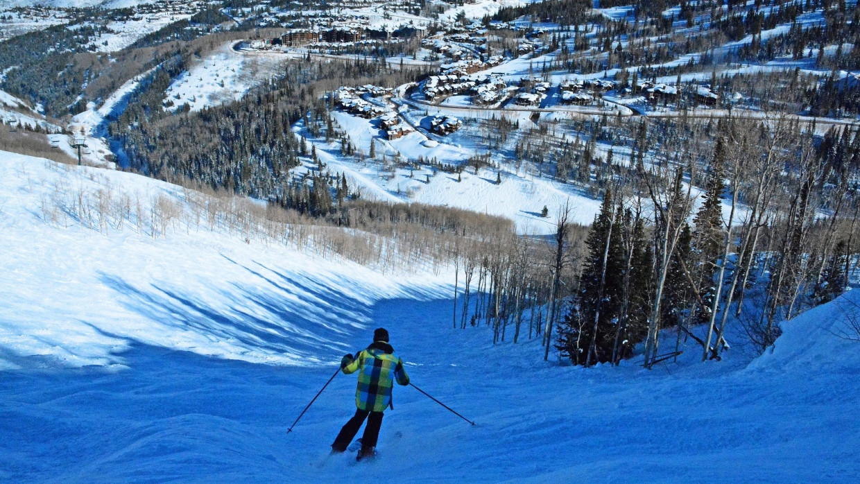 Der Argus Run im Skigebiet Deer Valley, über den Häusern auf dem Flagstaff Mountain – im Tal sind einige Siedlungen von Park City zu erkennen.