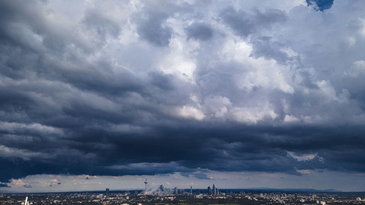 Regenwolken über Frankfurt am Main.