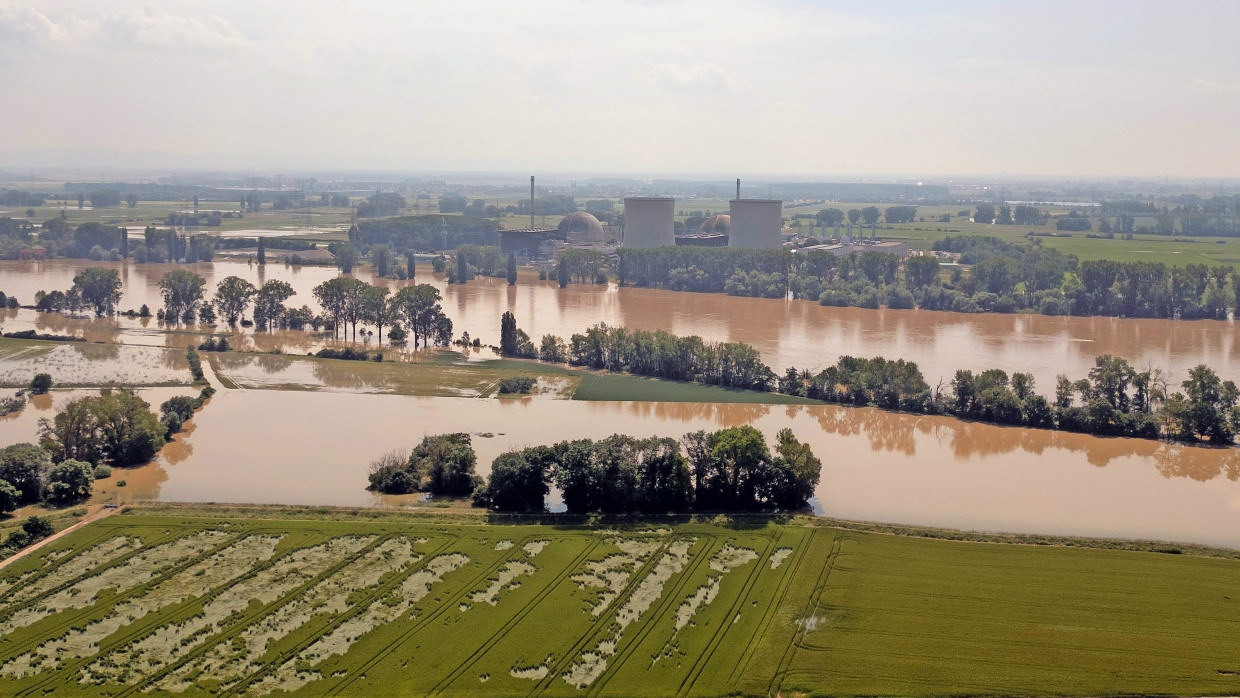 Land unter: Auch Teile des Geländes des früheren Atomkraftwerks Biblis stehen wegen des Rheinhochwassers unter Wasser.