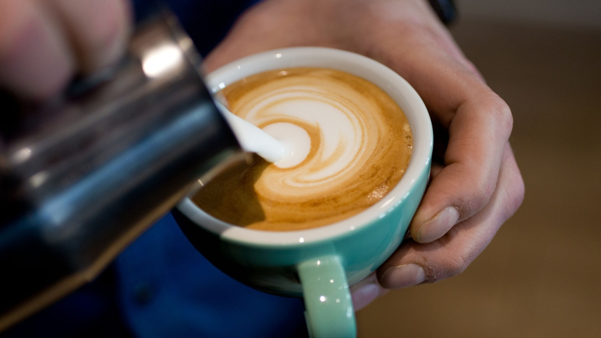 Milchschaum für Cappuccino lässt sich mit verschiedenen Geräten herstellen.