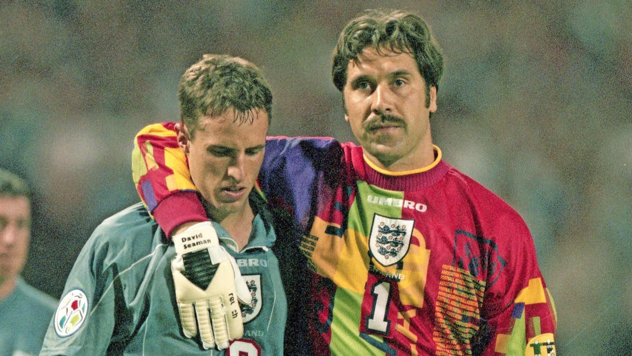 Eines der vielen Fußball-Traumata: Gareth Southgate (li.) und David Seaman nach der Niederlage im EM-Halbfinale 1996 gegen Deutschland.