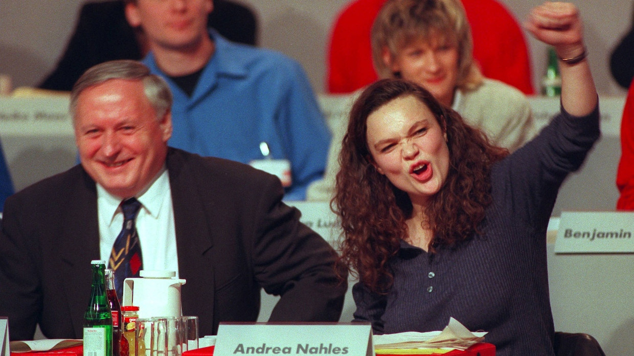 Köln 1996: Neben dem damaligen SPD-Parteivorsitzenden Oskar Lafontaine (l.) zeigt sich die damalige Juso-Vorsitzende Andrea Nahles auf dem außerordentlichen SPD-Jugendparteitag in kämpferischer Pose.