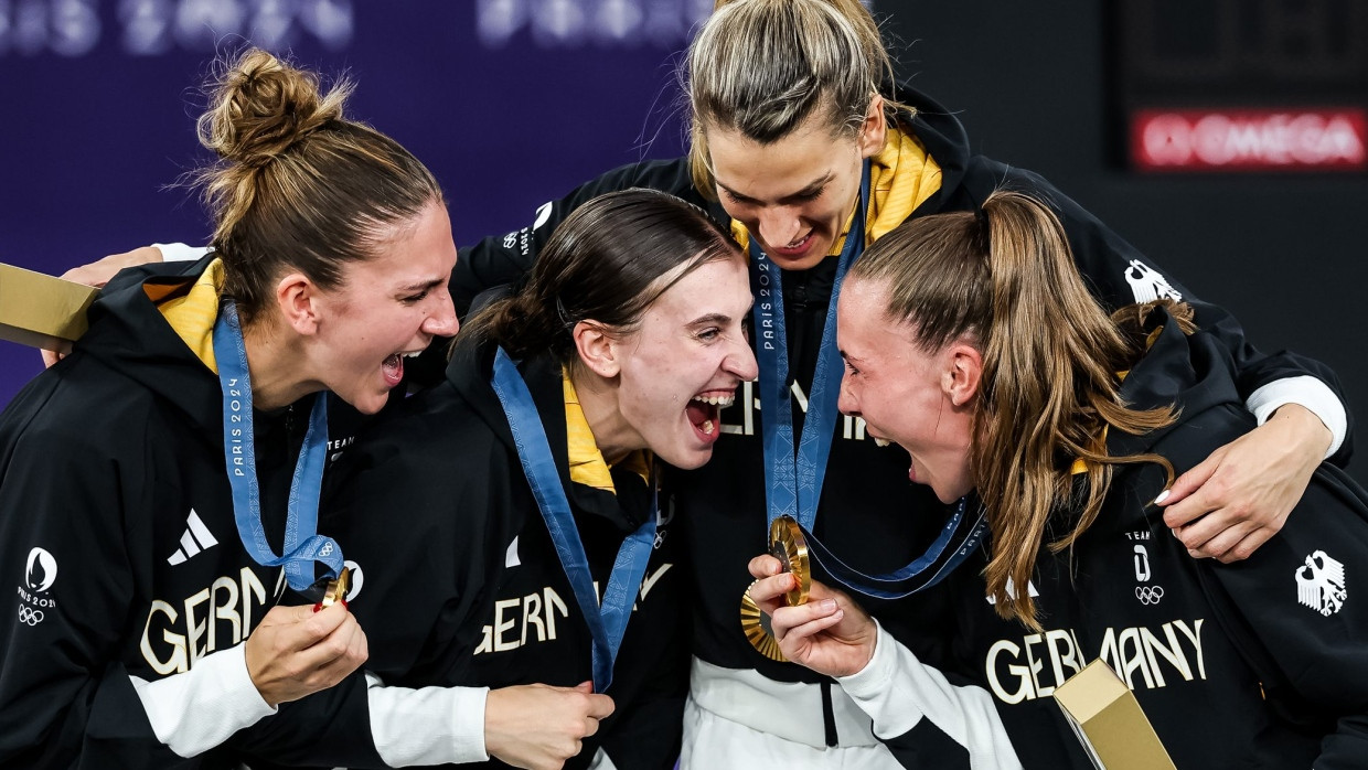 Freundinnen fürs Leben: Marie Reichert, Elisa Mevius, Sonja Greinacher und Svenja Brunckhorst (von links nach rechts) bekommen bei der Siegerehrung zu fassen, was ihnen gelungen ist.