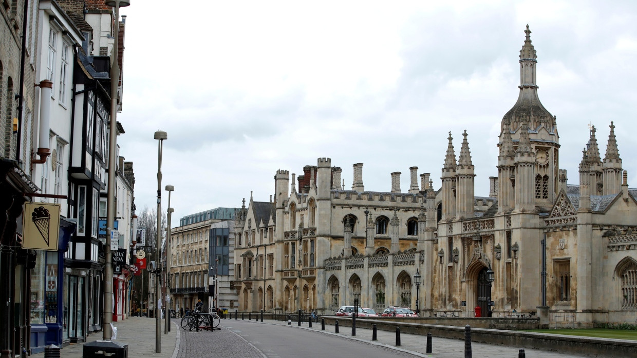 Auf geht es mit „J. L. Carrs Roman in die englische Universitätsstadt Cambridge.