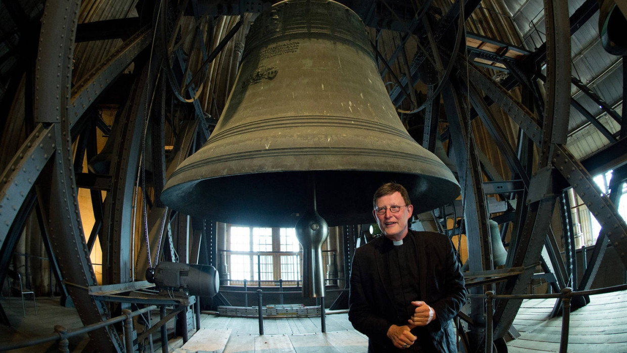 Kardinal Rainer Maria Woelki im Kölner Dom mit der „Dicken Pitter“