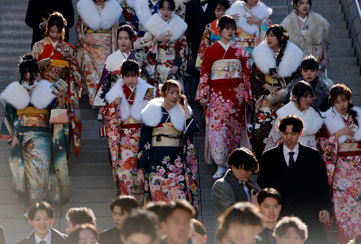 Junge Japanerinnen und Japaner beim Verlassen der Halle nach der Zeremonie.