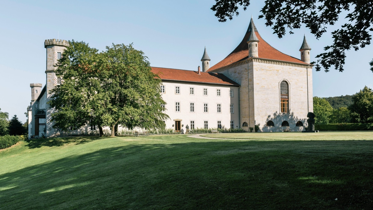 Für Georg Baselitz ein Ort der Abgeschiedenheit, für Andrew und Christine Hall ein offenes Haus: Schloss Derneburg in der Nähe Hildesheims