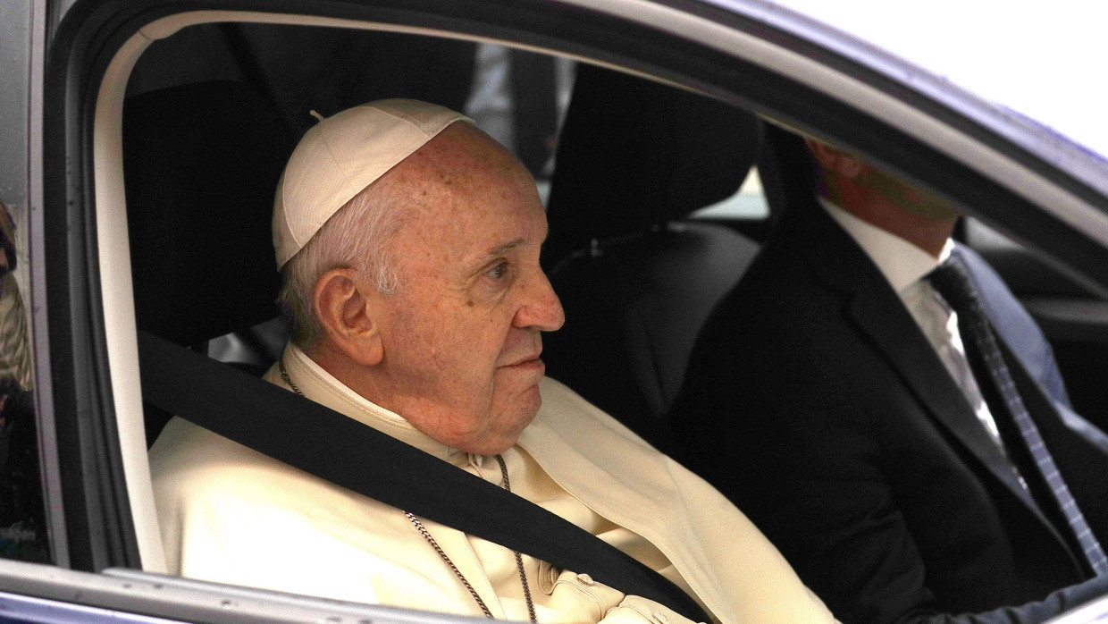 Papst Franziskus bei seiner Ankunft in der Basilika des heiligen Franz zur Unterzeichnung einer neuen Enzyklika.