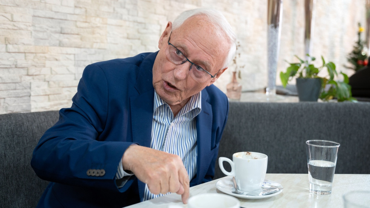 Oskar Lafontaine, ehemaliger Politiker von SPD und der Linken, nun BSW-Mitglied, während des Gesprächs am 18.12.2024.