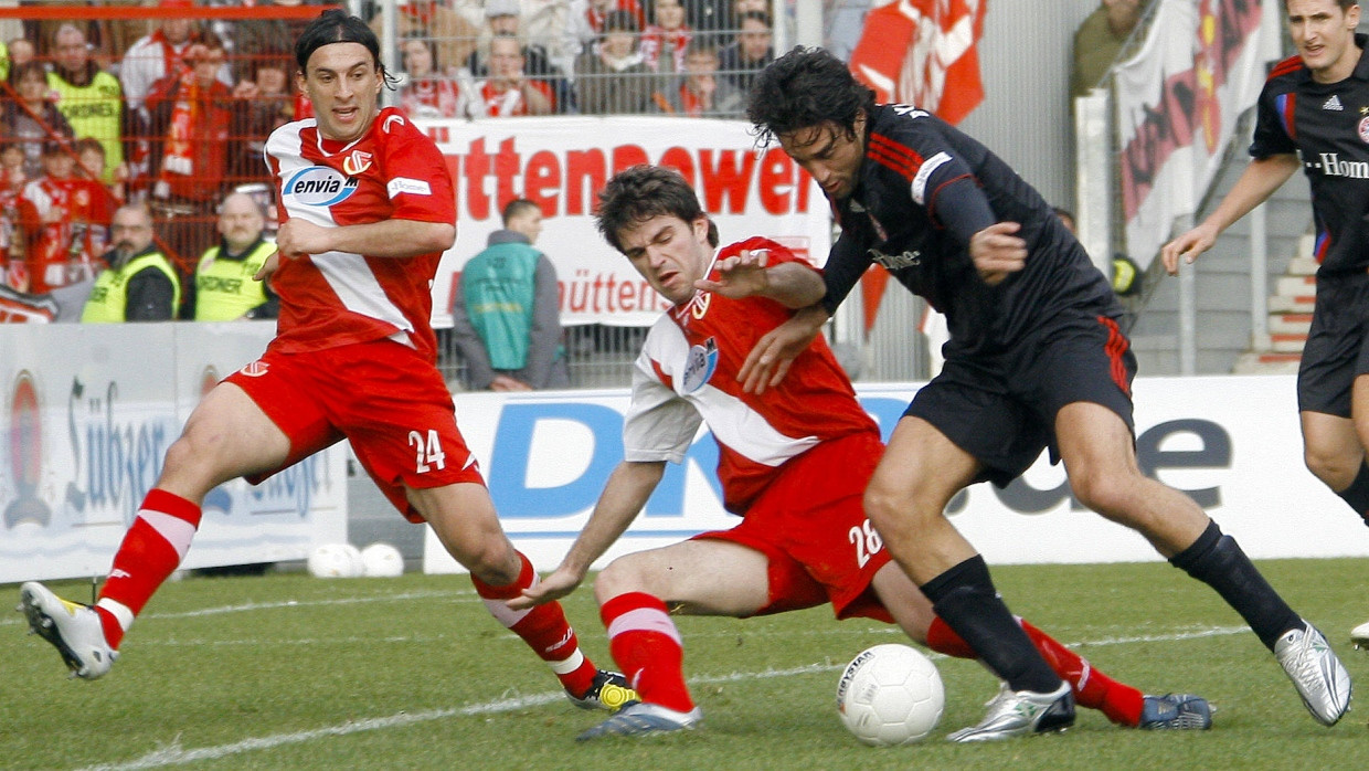 Ein Märchen aus uralten Zeiten: Cottbus’ Efstathios Aloneftis foult Bayerns Luca Toni im Bundesliga-Spiel zwischen Energie und München 2008.