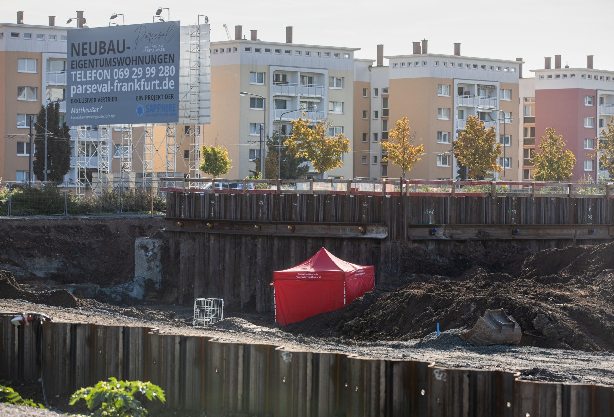 In einer Baugrube an der Angelika-Machinek-Straße im Frankfurter Stadtteil Bockenheim wurde eine 500 Kilogramm schwere Weltkriegsbombe gefunden, die im Vorfeld der Entschärfung mit einem roten Zelt geschützt wird.