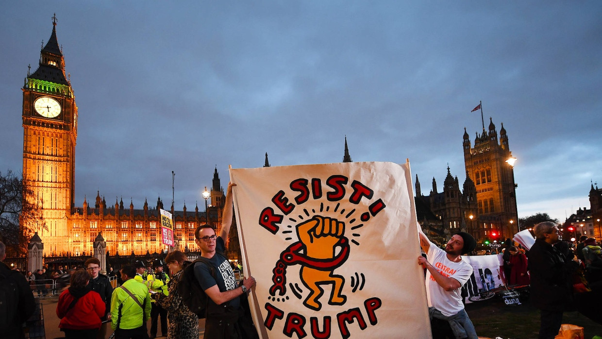 Persona non grata? Proteste gegen den geplanten Staatsbesuch von Donald Trump vor der historischen Kulisse des britischen Parlamentsgebäudes