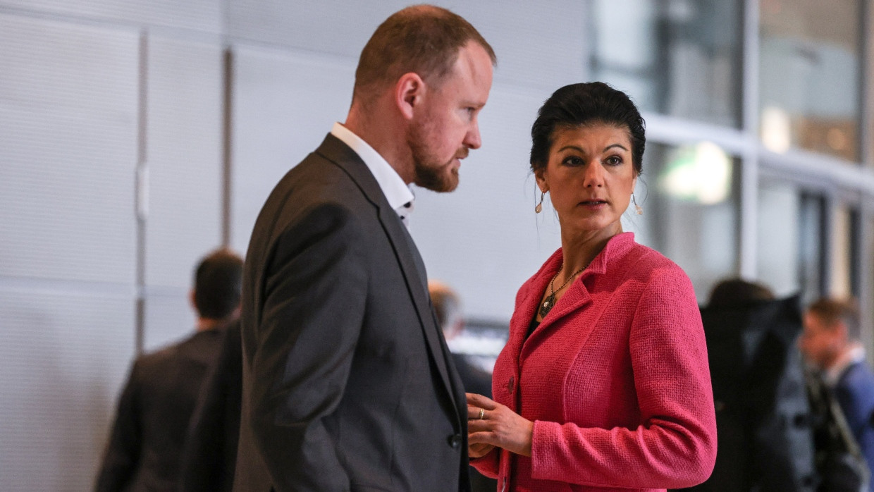 Christian Leye und Sahra Wagenknecht unterhalten sich am 2. Februar 2024 im Bundestag.