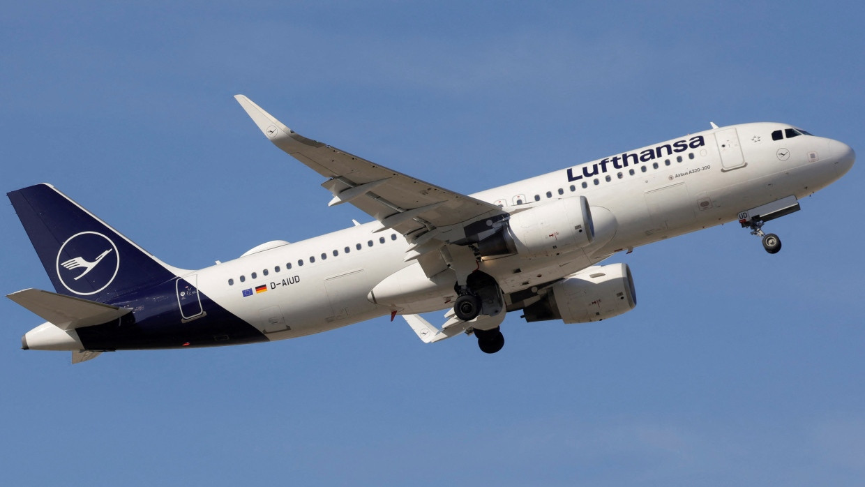 Künftig mit Umweltzuschlag: Ein Lufthansa-Flugzeug startet