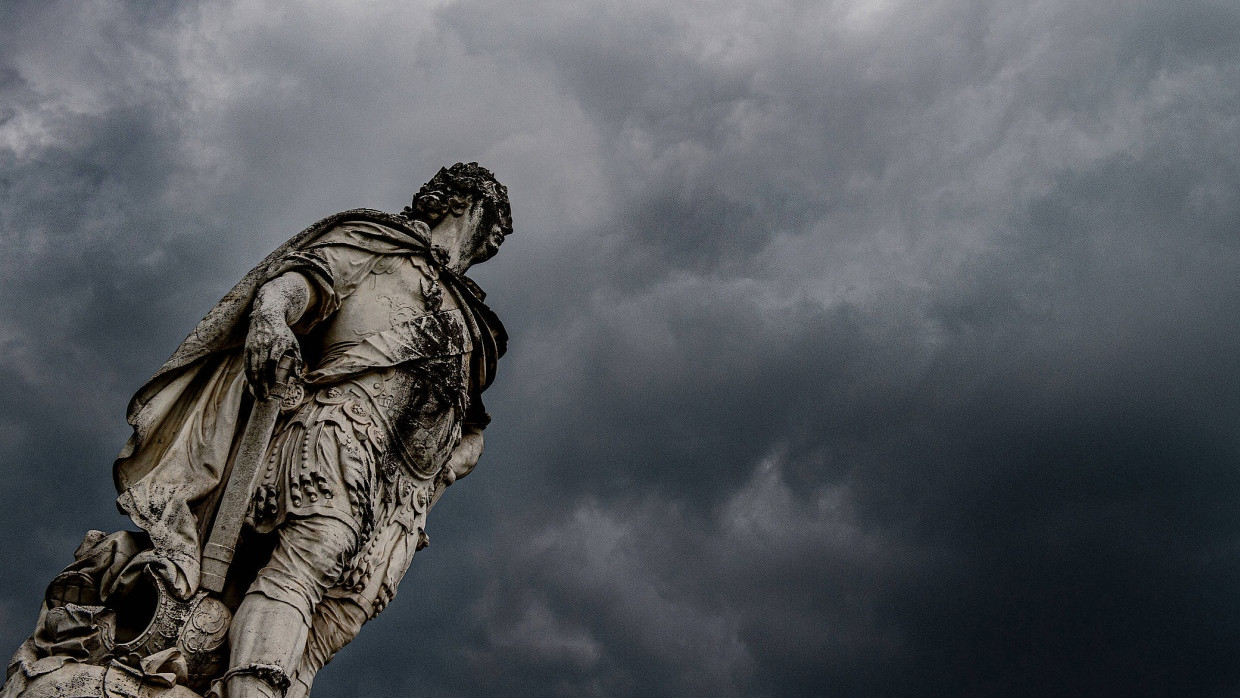 Dunkle Wolken sind auch über Teilen Hessens aufgezogen: Hier über dem Denkmal von Landgraf Friedrich II. in Kassel.