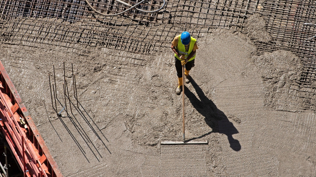 Betonarbeiten an einem Hochhaus in Frankfurt. Jedes Jahr werden 30 Milliarden Tonnen des Materials weltweit verbaut.