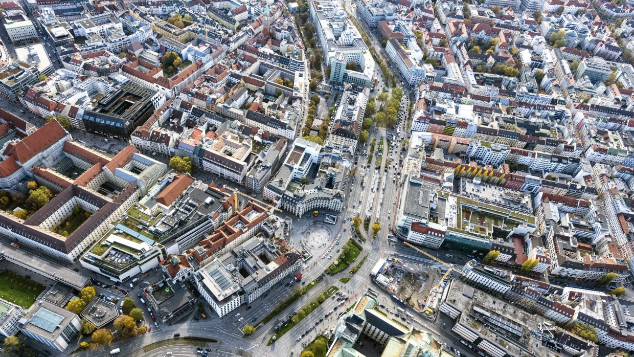 Die Sonnenstraße in München soll neu gestaltet werden. Stadtplaner testen dafür verschiedene Varianten virtuell im digitalen Zwilling.