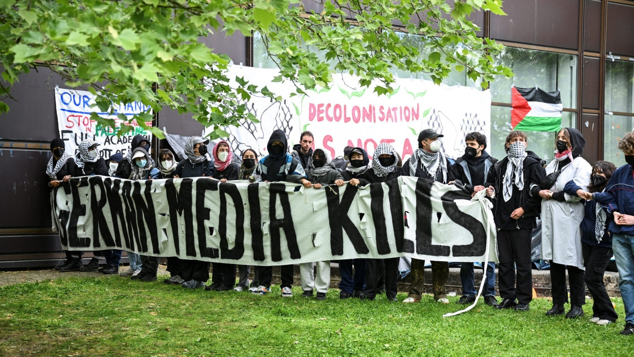 Das ist alles von der Meinungsfreiheit gedeckt: Beim propalästinensischen Protest an der FU Berlin klagten die Demonstranten auch die deutschen Medien des Tötens an – also der Mittäterschaft am angeblichen israelischen Genozid in Gaza.