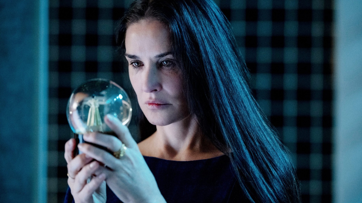 In der Glaskugel steckt ihre verlorene Jugend: Demi Moore als alternder Hollywoodstar in „The Substance“