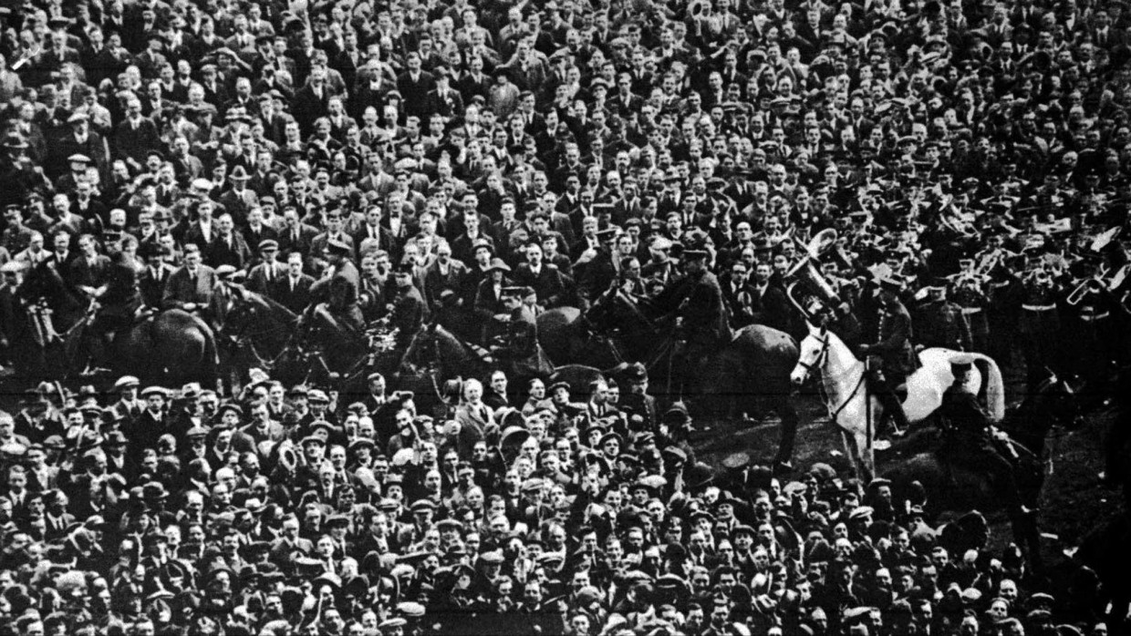 Rund 200.000 Zuschauer drängten sich im Wembley-Stadion, Polizeipferd Billie sorgte für Ordnung.