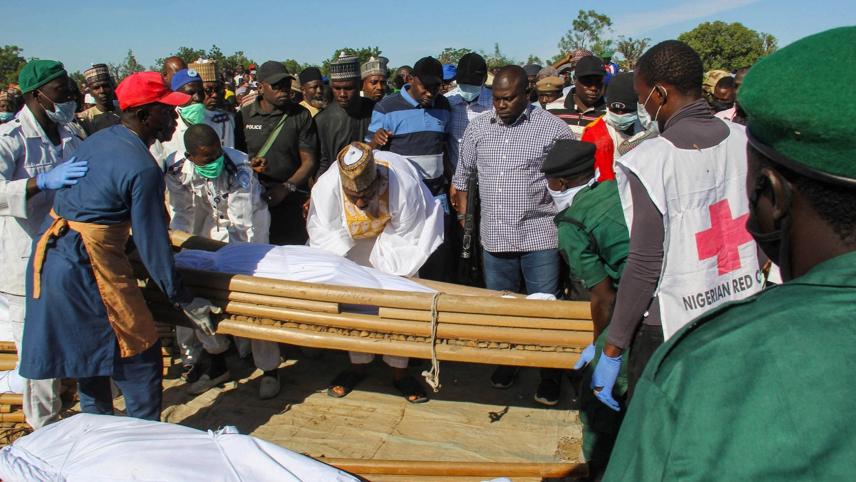 Beerdigung von Bauern, die bei dem Angriff nahe dem Dorf Koschobe im Nordosten Nigerias getötet wurden