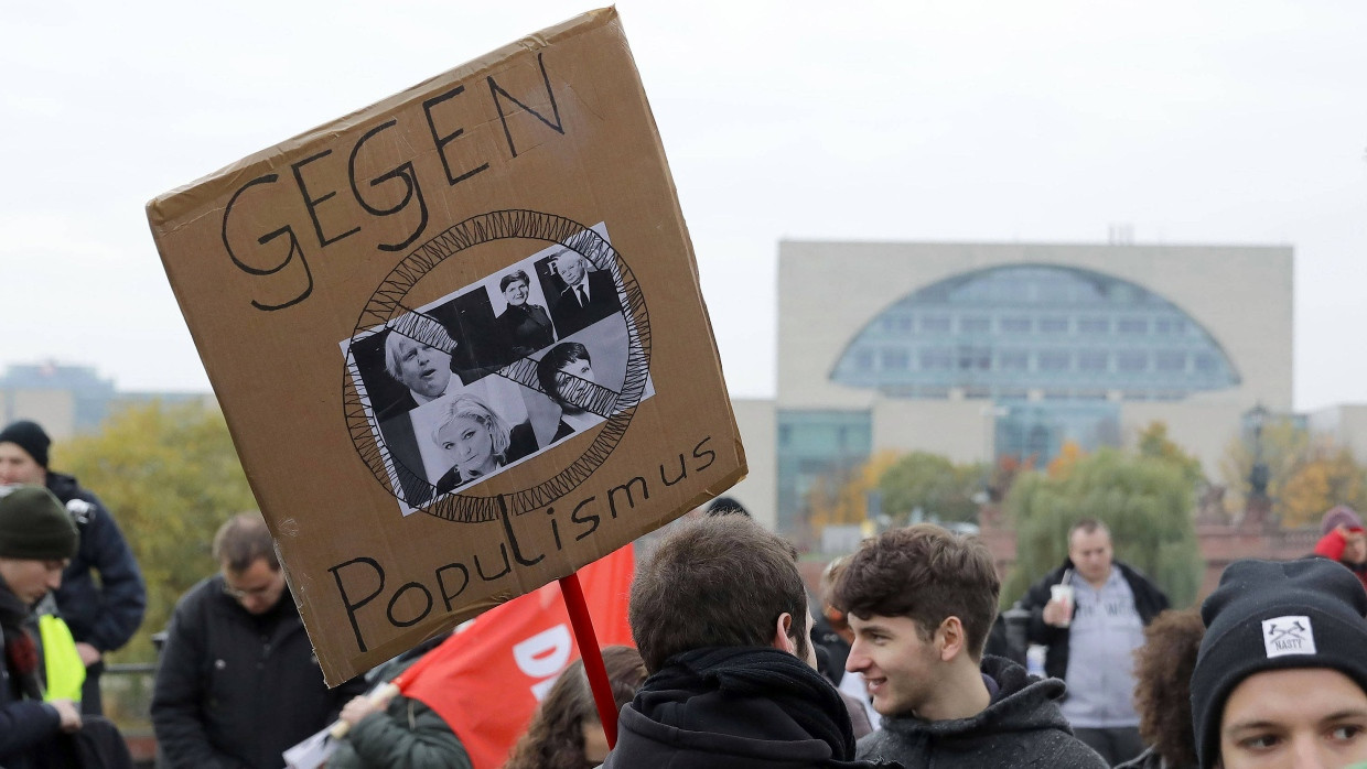 Ein Plakat mit dem Slogan „Gegen Populismus" ist am 05.11.2016 auf einer Kundgebung vor dem Bundeskanzleramt in Berlin zu sehen.