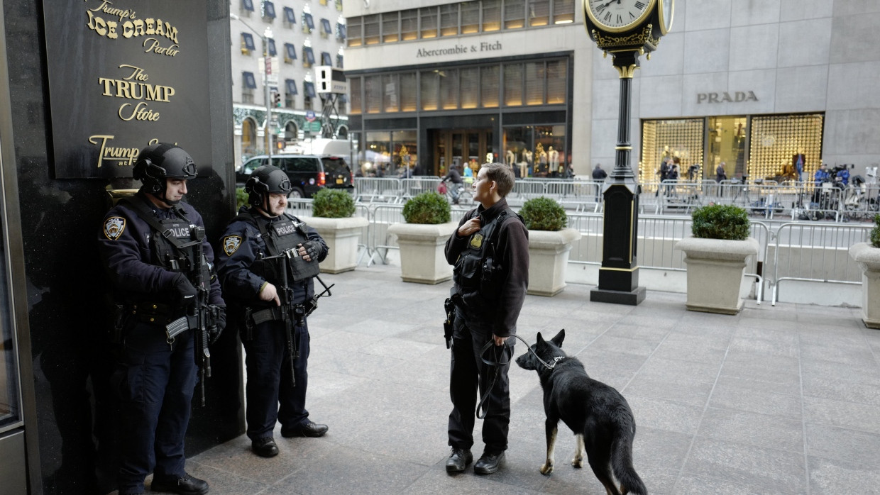 Sicherheitskräfte bewachen den Trump Tower im Dezember 2016.