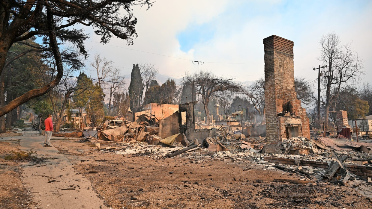 Bis auf die Grundmauern: Ein Bewohner aus Altadena im Norden des Bezirks Los Angeles steht vor der Brandruine seines früheren Hauses.