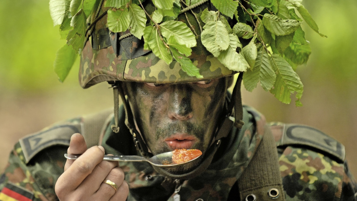 Hungrig nach 36-Stunden-Übung: Ein Rekrut der 5. Kompanie des Sanitätsregiments 22 in Ahlen mit Einpersonenpackung