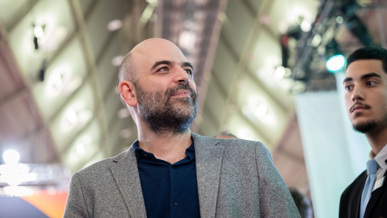 Roberto Saviano zwischen Besuchern beim Verlassen des Stands von PEN Berlin auf der Frankfurter Buchmesse