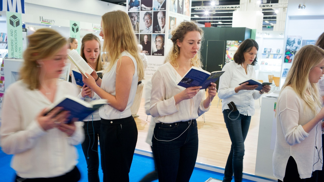 Die Beteiligten eines Lese-Flashmobs beim Vorlesen der Frankfurter Buchmesse