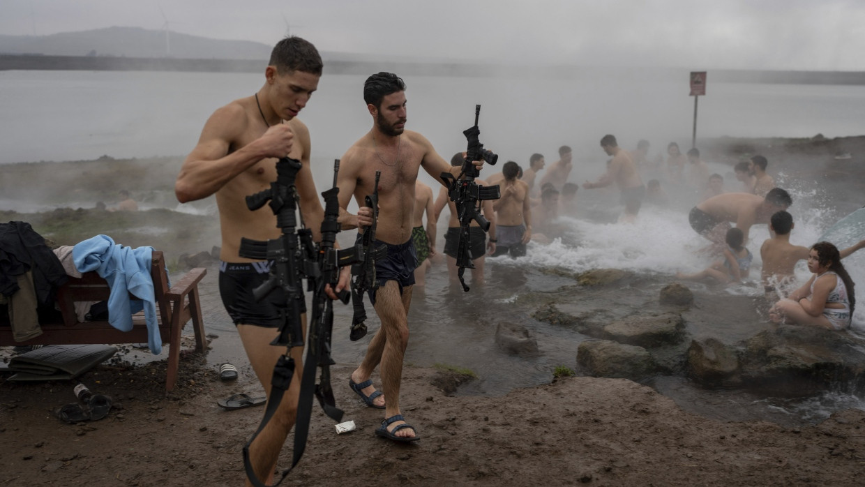 Waffenruhe: Israelische Soldaten auf den besetzten Golanhöhen legten am Mittwoch ihre Gewehre ab, um in einer heißen Quelle zu baden.