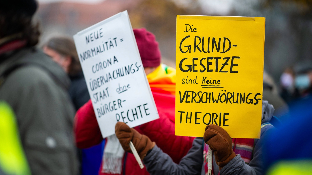 Zum verschwörungstheoretischen Denken gehört seit jeher die Abwehr des Verdachts, es sei verschwörungstheoretisch. Insoweit zeigten sich auch diese Düsseldorfer Demonstranten am 6. Dezember 2020 der Rationalität verpflichtet.