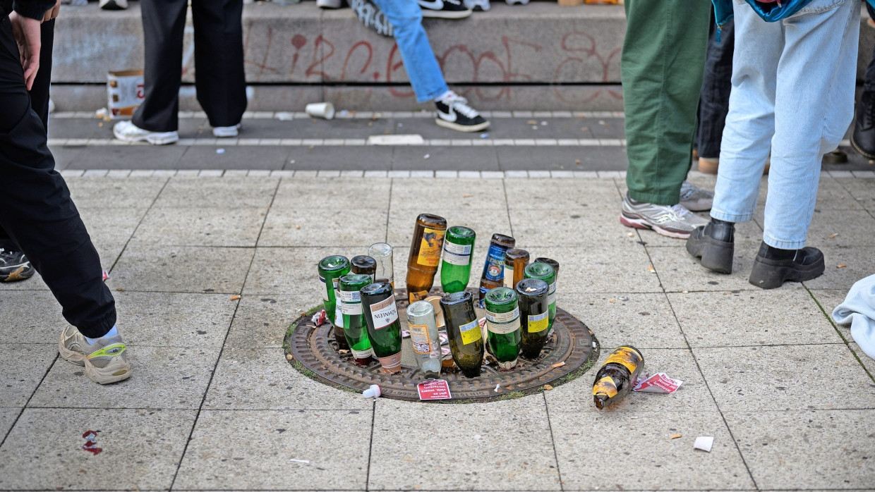 Gefährlich: Leere Glasflaschen stecken in einem Gullydeckel am Willy-Brandt-Platz.